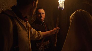 El personaje al que interpreta, el padre Burke, es un enviado especial de El Vaticano para investigar la extraña muerte de una joven monja en Rumanía.