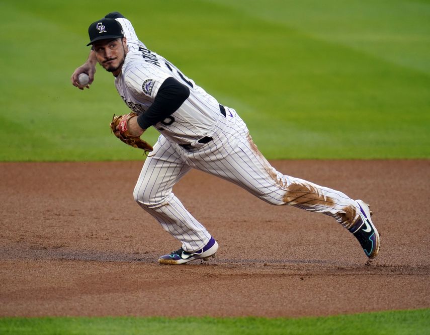 &nbsp;En esta foto de archivo del 11 de septiembre de 2020, Nolan Arenado, de los Rockies de Colorado , lanza a primera durante un encuentro ante los Angelinos de Los Ángeles (