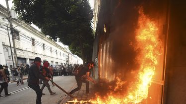 Manifestantes incendiaron parte del edificio del Congreso durante una protesta exigiendo la renuncia del presidente guatemalteco Alejandro Giammattei