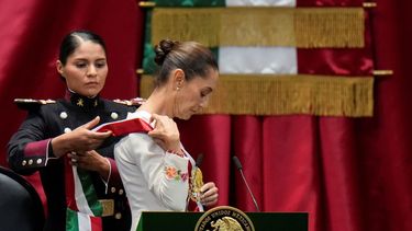 Claudia Sheinbaum recibe la banda presidencial en la ceremonia de toma de posesión como primera presidenta de México en Ciudad de México, el martes 1 de octubre de 2024.