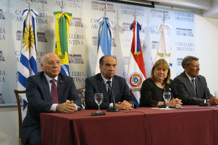 De izquierda a derecha, los ministros de Exteriores de Paraguay, Eladio Loizaga; el de Brasil, Aloysio Nunes; la de Argentina, Susana Malcorra y el de Uruguay, Rodolfo Nin Novoa.&nbsp;