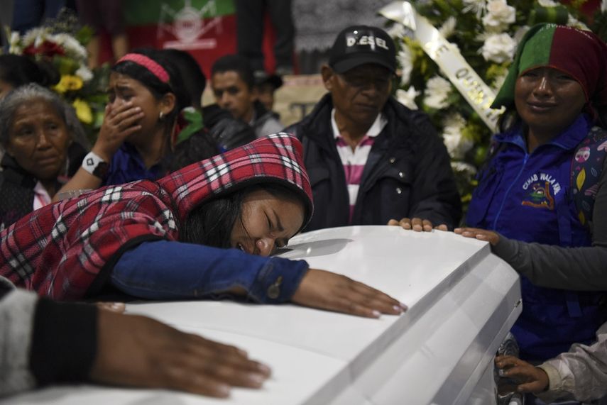 Los familiares lloran sobre el ata&uacute;d de un l&iacute;der ind&iacute;gena asesinado en Tacueyo, en el suroeste de Colombia, el jueves 31 de octubre de 2019.&nbsp;