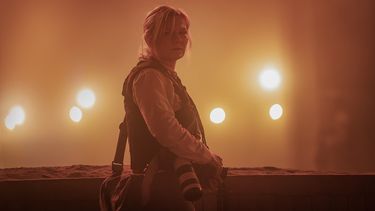 Imagen liberada por el estudio A24 de Kirsten Dunst en una escena de la película Civil War.