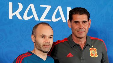 Iniesta compareció en rueda de prensa junto al seleccionador, Fernando Hierro.
