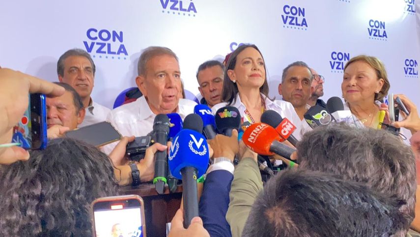 El candidato opositor, Edmundo González Urrutia, junto con la líder opositora, María Corina Machado, desde el comando de campaña en Caracas. 