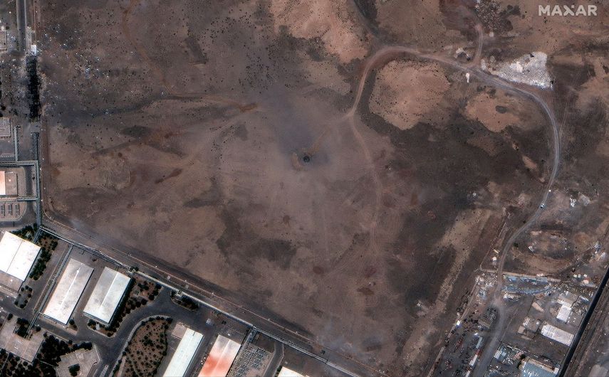 Esta imagen satelital proporcionada por Maxar Technologies y tomada el 22 de junio de 2025, muestra un cráter tras los ataques de EEUU a la instalación de enriquecimiento nuclear de Natanz en el centro de Irán.