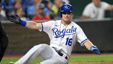 Andrew Benintendi, de los Reales de Kansas City, se barre y anota en la octava entrada del partido contar los Tigres de Detroit, en Kansas City, Missouri, el martes 12 de julio de 2022.&nbsp;