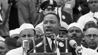 En esta foto de archivo del 28 de agosto de 1963, el Dr. Martin Luther King Jr., director de la Conferencia de Liderazgo Cristiano del Sur, se dirige a los manifestantes durante su discurso Tengo un sueño en el Monumento a Lincoln en Washington.&nbsp;