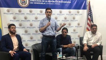 De izquierda a derecha: David Smolansky, coordinador del grupo de trabajo de la OEA para los migrantes y refugiados venezolanos; el embajador Carlos Vecchio; Lester Toledo, coordinador de la Coalición internacional de la ayuda humanitaria, y Gustavo Marcano, agregado consular de la Embajada de Venezuela en EEUU.