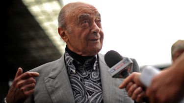 El magnate Mohammed Al-Fayed habla con los medios de comunicación en el terreno Craven Cottage de Fulham en Londres el 3 de agosto de 2010. Docenas de mujeres de todo el mundo han acusado al difunto propietario de Harrods de agresión sexual.