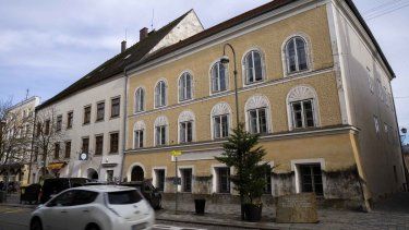 Un auto pasa frente a la casa donde nació Adolf Hitler, en Braunau, Austria, el jueves 16 de noviembre de 2023.&nbsp;