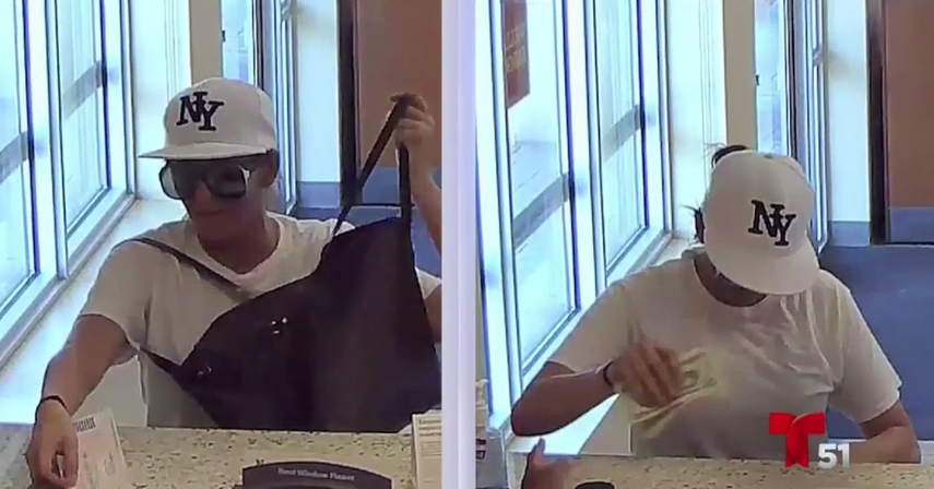 Momento en que la mujer ingresó a la sede bancaria. No llevaba guantes. 