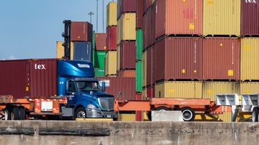 Un camión de carga entre contenedores de mercancía en el Puerto de Los Ángeles.