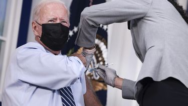 El presidente de Estados Unidos, Joe Biden, recibe la tercera dosis de la vacuna de Pfizer.