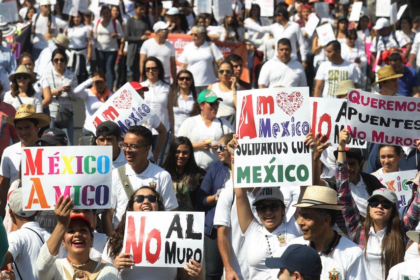 La marcha, en la que participaron muchas familias y la mayoría vistió de blanco, fue convocada por las redes sociales con el emblema de #VibraMéxico.