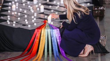 La princesa Mette-Marit de Noruega en una ceremonia de recordación de las víctimas del ataque armado con el distrito de vida nocturna de Oslo, el 26 de junio de 2022.&nbsp; 