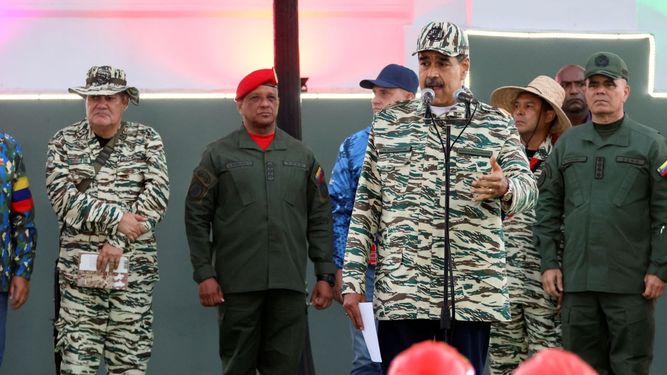 El dictador chavista Nicolás Maduro junto al jefe de las Fuerzas Armadas, Padrino Lòpez.