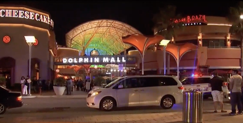Tres personas resultaron heridas tras una pelea en la noche de este sábado en el Dolphin Mall.&nbsp;