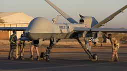 Soldados equipan un dron armado vi