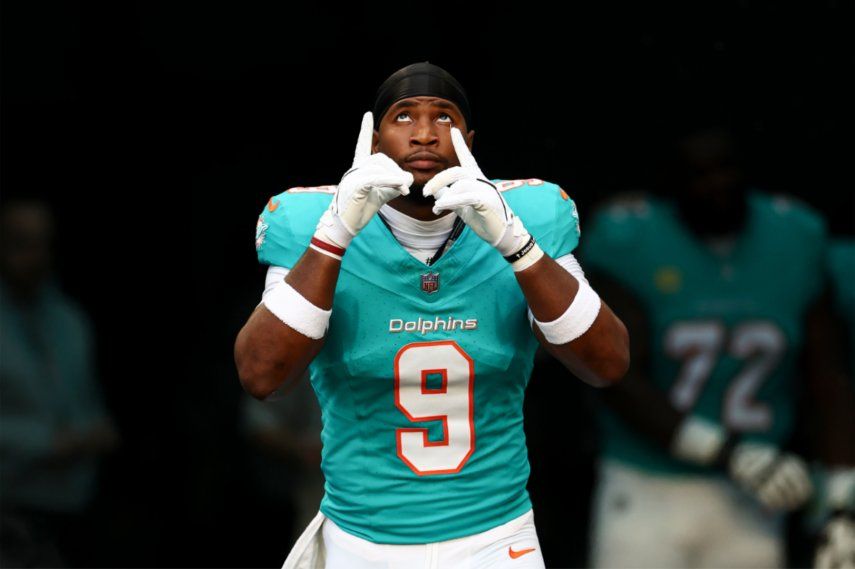 Jonnu Smith celebra una anotacion conseguida por los Dolphins de Miami