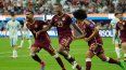 Salomón Rondón (centro) celebra tras marcar un gol de penal para Venezuela ante México en el partido por el Grupo B de la Copa América, el miércoles 26 de junio de 2024, en Inglewood, California.