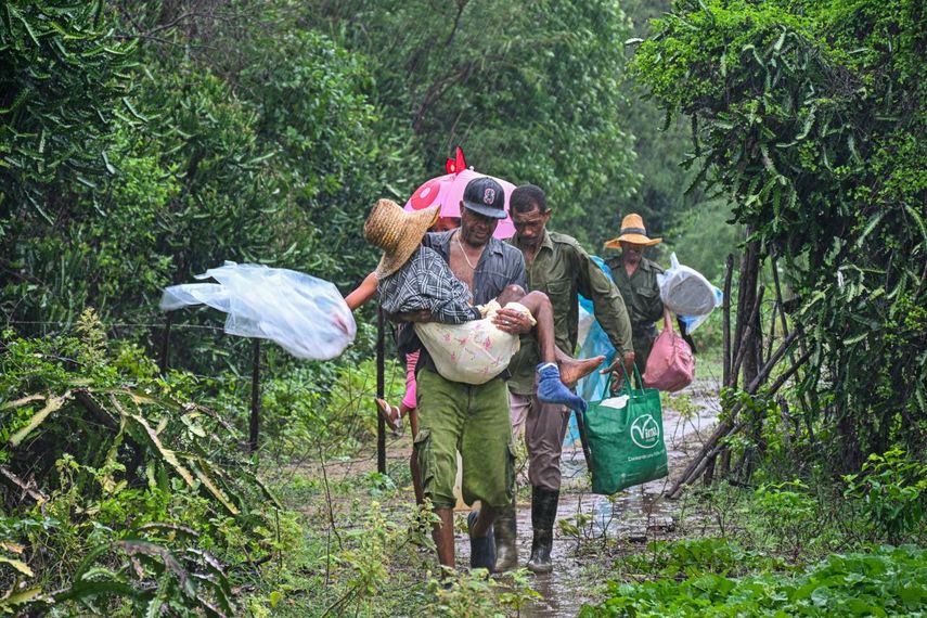 Los residentes se autoevacúan bajo una lluvia torrencial desde Playa Siboney hacia lugares seguros ante la llegada del huracán Melissa, en Santiago de Cuba, Cuba, el 28 de octubre de 2025. Los residentes se autoevacúan bajo una lluvia torrencial desde Playa Siboney hacia lugares seguros ante la llegada del huracán Melissa, en Santiago de Cuba, Cuba, el 28 de octubre de 2025.