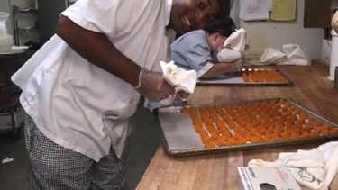 Los jóvenes que forman parte de este equipo disfrutan la elaboración de las panellets.&nbsp;