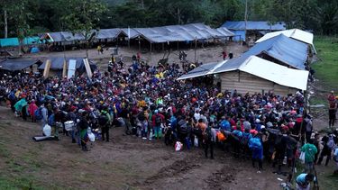 Un grupo de migrantes, en su mayoría venezolanos, se prepara para comenzar a cruzar el Tapón del Darién desde Colombia hacia Panamá con la esperanza de llegar a Estados Unidos, el sábado 15 de octubre de 2022.