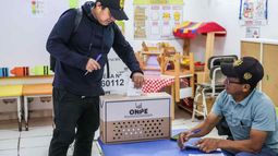 Votantes en Perú acudieron temprano a los centros para elegir el próximo presidente.