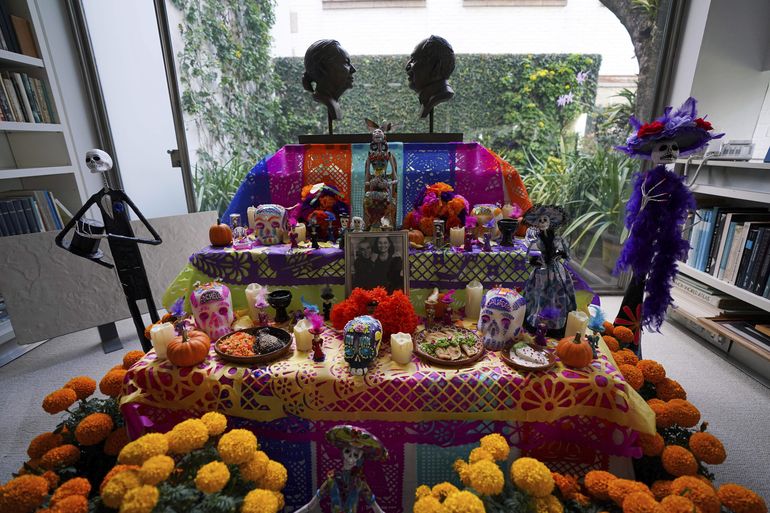Un altar para Gabriel García Márquez y su esposa Mercedes Barcha instalado en el estudio de su casa en la Ciudad de México, el miércoles 27 de octubre de 2021.