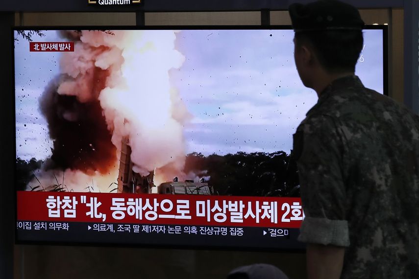 Un soldado surcoreano observa una pantalla de televisi&oacute;n en la que se transmite un programa noticioso que reporta sobre el lanzamiento de proyectiles norcoreanos con una imagen de archivo en una estaci&oacute;n de tren de Se&uacute;l, Corea del Sur, el s&aacute;bado 24 de agosto de 2019.