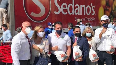 Alcalde Hernández distribuyó pavos y pies de frutas en el condominio para personas mayores Daisy & Rosa junto a representantes de la cadena de tiendas Sedanos y de la institución de salud Leon Medical Center.