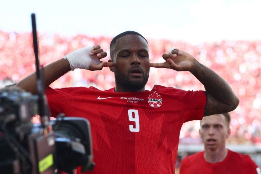 El delantero Cyle Larin, de Canadá, celebra luego de anotar el gol del empate para su selección en un partido del Mundial, el 12 de junio de 2026.