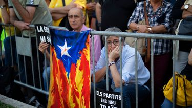 Un manifestante sostiene una pancarta durante una manifestación para conmemorar el quinto aniversario de un referéndum de independencia que marcó el punto culminante de su movimiento en Cataluña para separarse del resto de España, en Barcelona, España.