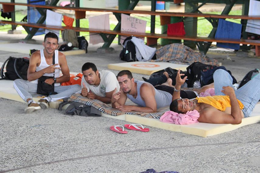 Cubanos que permanecen en un  albergue en un colegio de La Cruz, Guanacaste, 20 kilómetros al sur de Peñas Blancas, el puesto fronterizo nicaragüense. (CORTESÍA)