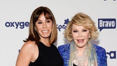 Melissa Rivers posa con su madre Joan. (AP)