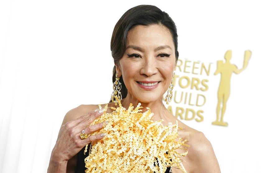 Michelle Yeoh llega a la 29a entrega anual de los Premios del Sindicato de Actores de la Pantalla, uno de los momentos más memorables del domingo 26 de febrero de 2023, en el hotel Fairmont Century Plaza en Los Ángeles.