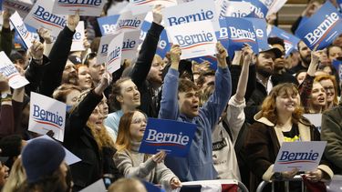 Partidarios del precandidato dem&oacute;crata a la Casa Blanca, Bernie Sanders, durante un mitin en Virginia Beach, Virginia, el 29 de febrero de 2020.&nbsp;