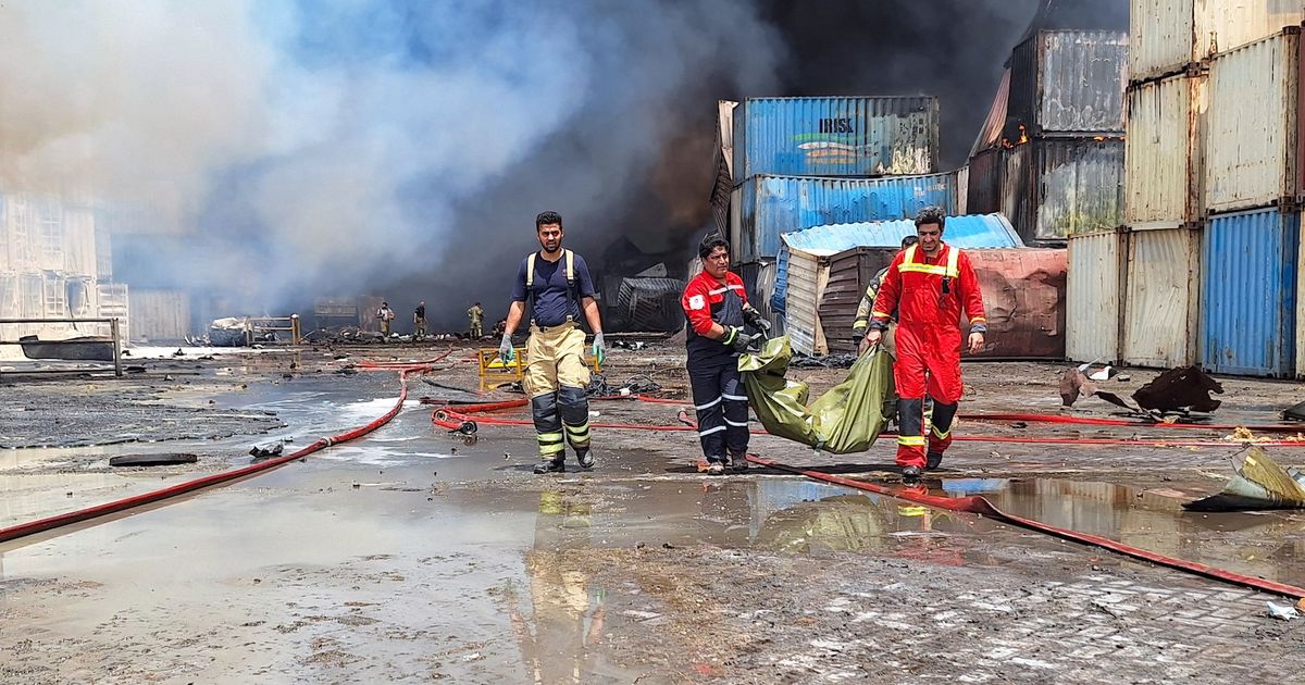 Ministro de Irán afirma que explosión en importante puerto apunta a negligencia