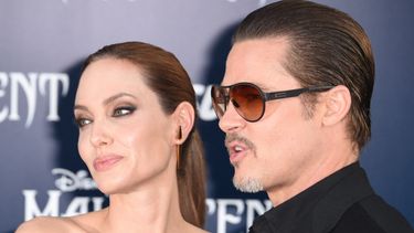 En esta foto de archivo tomada el 28 de mayo de 2014, los actores Angelina Jolie y Brad Pitt llegan para el estreno mundial de Maléfica&nbsp;de Disney, en El Capitan Theatre de Hollywood.&nbsp;