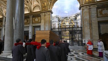 Esta foto, tomada y publicada el 26 de abril de 2025 por The Vatican Media, muestra a los portadores del féretro del difunto Papa Francisco al final de su funeral, dentro de la Basílica de Santa María la Mayor, su última morada, en Roma. El Papa Francisco fue enterrado en su iglesia favorita de Roma tras una misa funeral en la Plaza de San Pedro, según informó el Vaticano el 26 de abril de 2025. &nbsp;