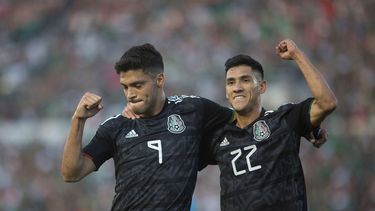 Raúl Jiménez (i) y Uriel Antuna (d) de México celebran su anotación ante Cuba durante su partido de la Copa de Oro entre Cuba y México en el Rose Bowl en Pasadena, California.