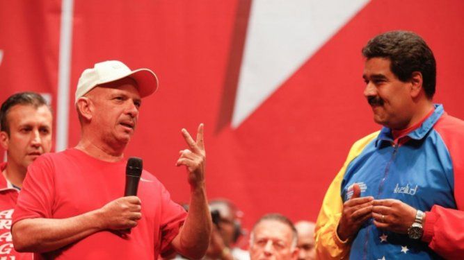 El exjefe de inteligencia Hugo Pollo Carvajal y el dictador Nicolás Maduro. 
