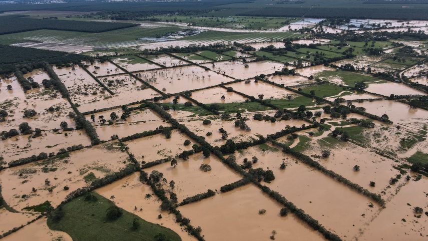 Vista aérea de un área inundada debido a las fuertes lluvias provocadas por el huracán Eta, ahora degradado a tormenta tropical, en el pueblo de Machaca Puerto Barrios, Izabal 277 km al norte de la Ciudad de Guatemala el 5 de noviembre de 2020. Al menos cuatro personas, incluidos dos niños, murió en deslizamientos de tierra cuando la tormenta tropical Eta azotó Guatemala, dijeron el jueves funcionarios de protección civil. El número de muertos por el huracán Eta aumentó a al menos 12 el jueves cuando se convirtió en una depresión tropical en América Central, mientras que el aumento de las aguas y una estela de destrucción en Nicaragua, Honduras y Guatemala dejaron a miles de personas sin refugio y en riesgo de deslizamientos de tierra.