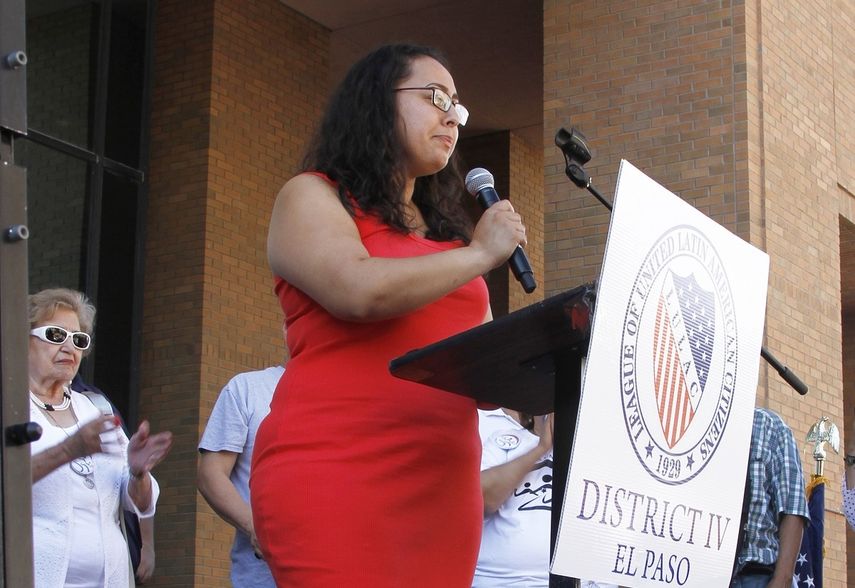 Jessica Coca García habla en un acto en El Paso, Texas, al cumplirse una semana de la matanza perpetrada por un hombre que, según las autoridades, quería matar mexicanos.