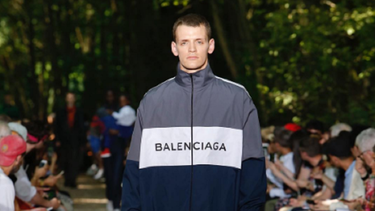 Modelo presentando la colección de la marca Balenciaga.&nbsp;