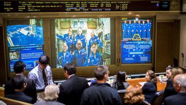 Familiares y amigos de los tripulantes de la nave rusa Soyuz MS-07 observan el proceso. 