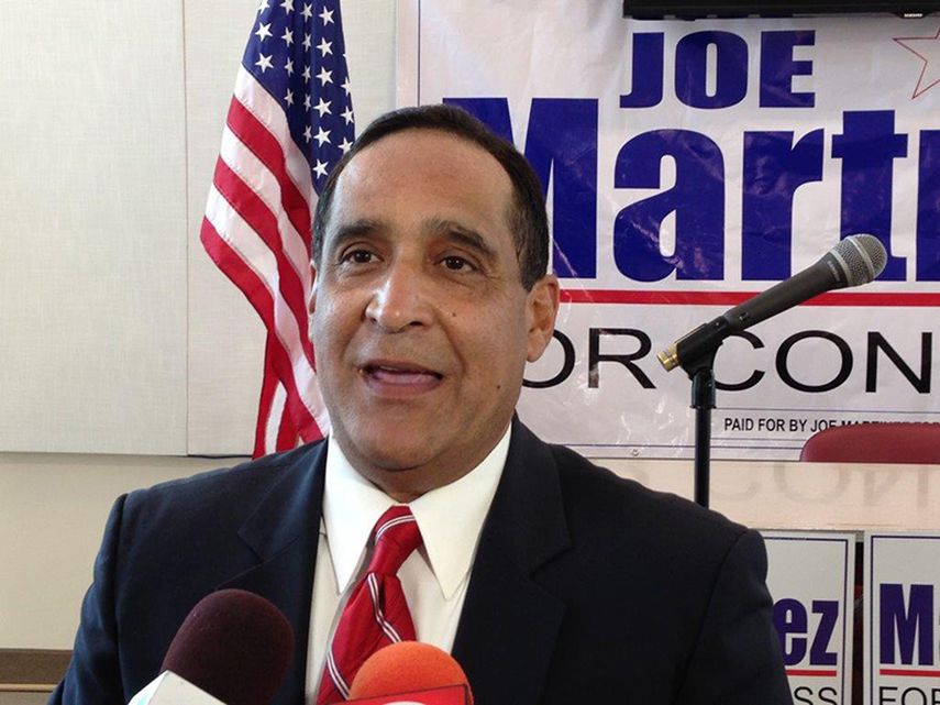 El aspirante a la alcaldía condal habla con la prensa durante la contienda 2012. (ÁLVARO MATA)