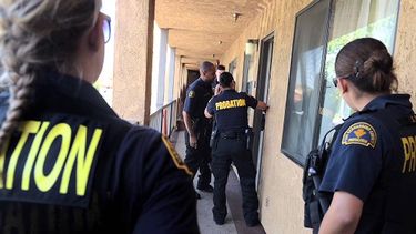 ¿que debo hacer si la policia llega a mi casa con una orden de registro?