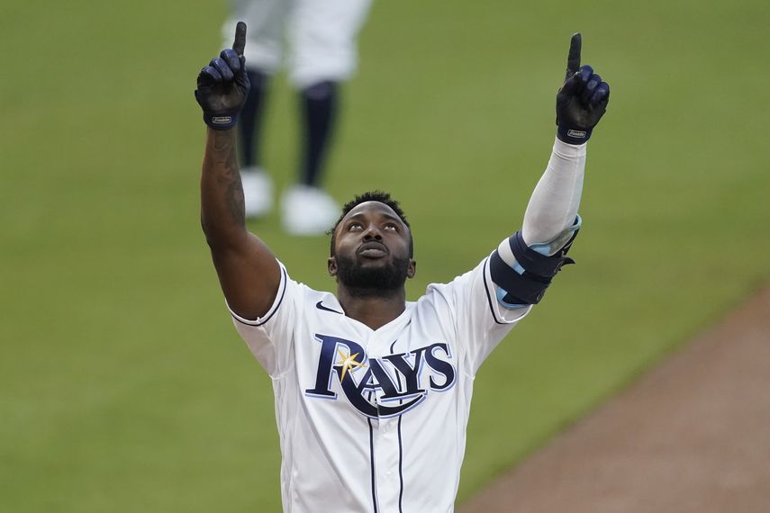 El cubano Randy Arozarena, de los Rays de Tampa Bay, festeja luego de conectar un jonrón de dos carreras ante los Astros de Houston, el sábado 17 de octubre de 2020, en el séptimo juego de la Serie de Campeonato de la Liga Americana, en San Diego